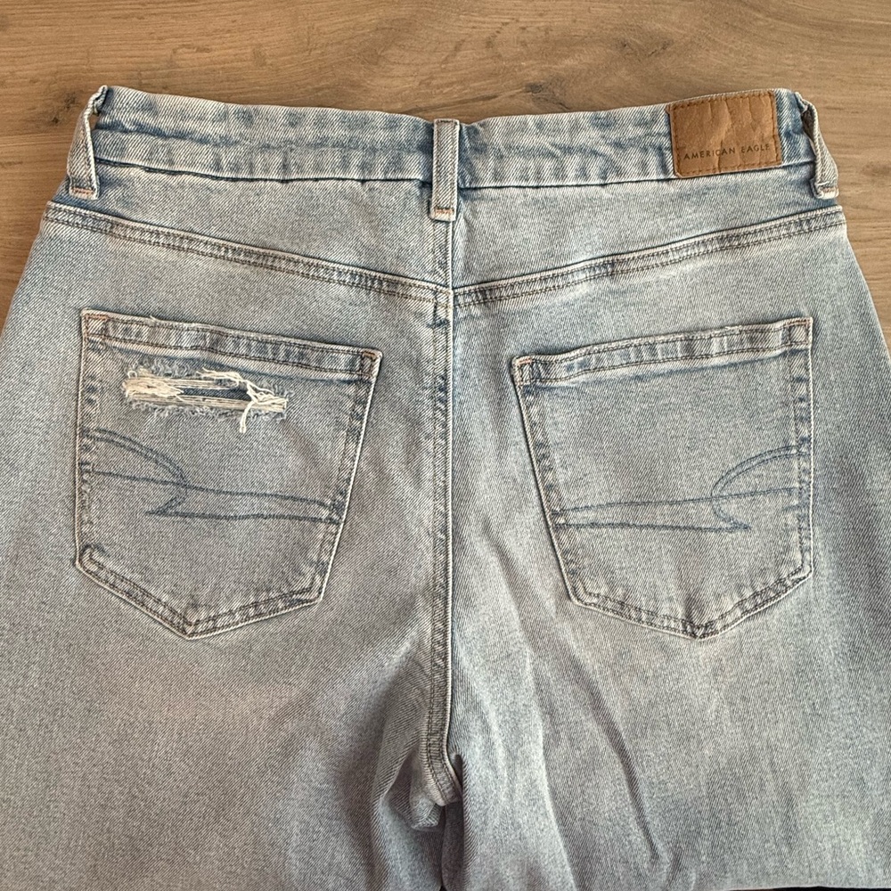 American Eagle Outfitters Light Blue Distressed Curvy Mom Jeans Sz 6 - Picture 4 of 8